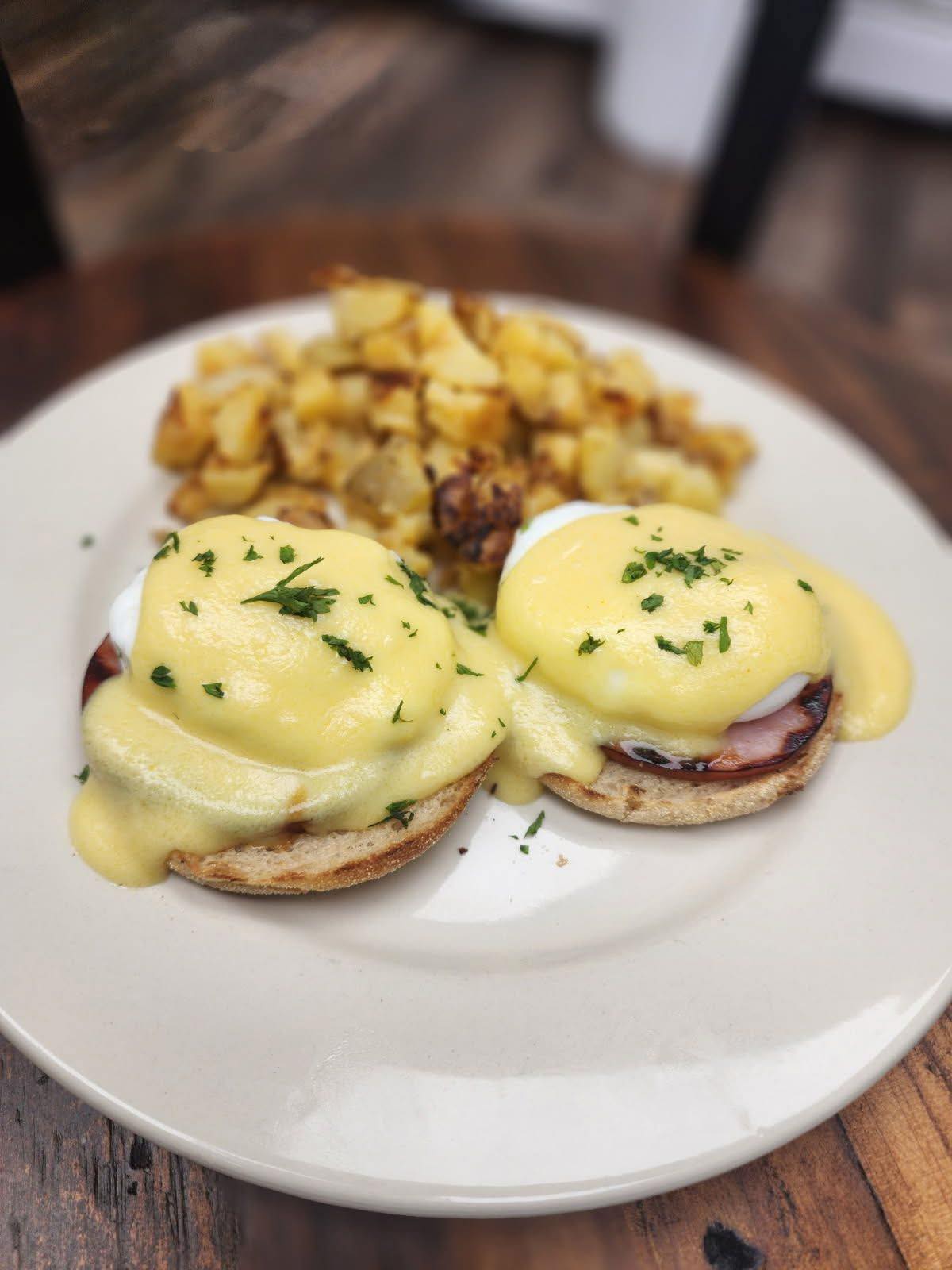 eggs benedict at the Pleasant Valley Cafe