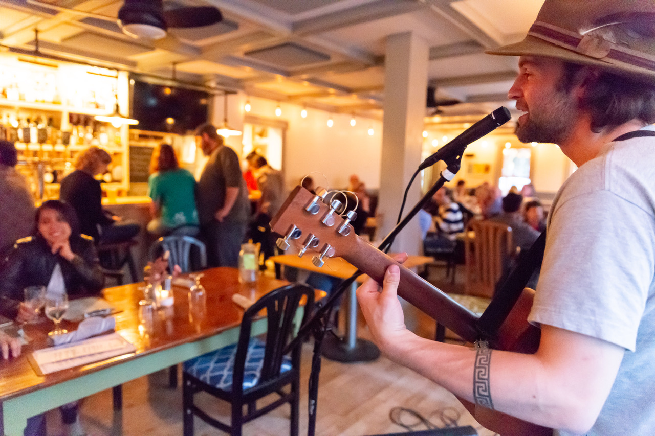 guy playing the guitar at the deers head