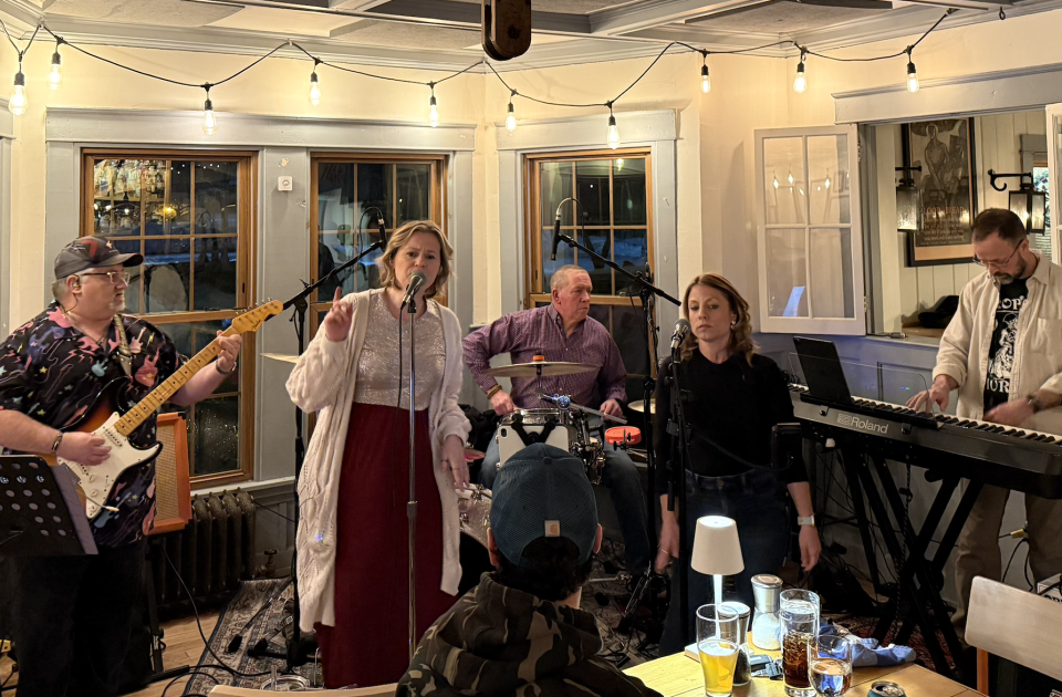 band playing at the deers head